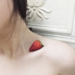 8张高清伤感露锁骨女生头像 适合当微信QQ头像