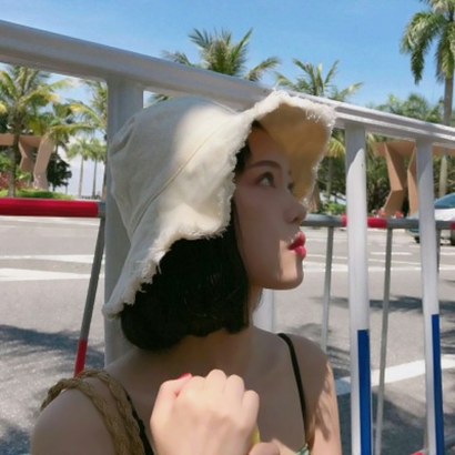 13张高清阳光蓝天白云女生唯美头像合集