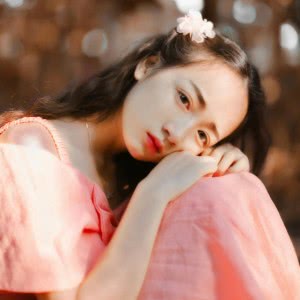 20张高清蹲姿背影女生头像 带着孤独伤感氛围感