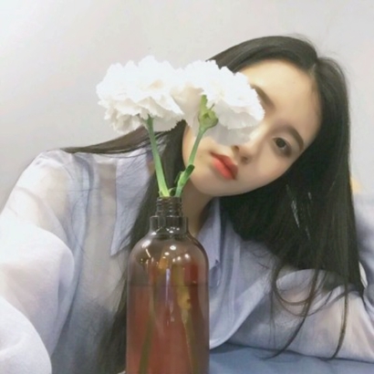 14张高清唯美拿花女生头像 氛围感拉满
