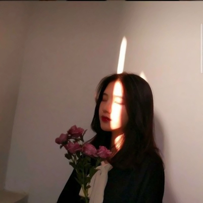 14张高清唯美拿花女生头像 氛围感拉满