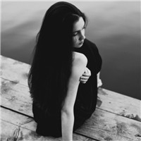 15张女生背影黑白伤感QQ头像 看了让人忍不住心疼