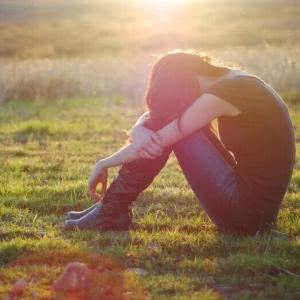 20张高清蹲姿背影女生头像 带着孤独伤感氛围感