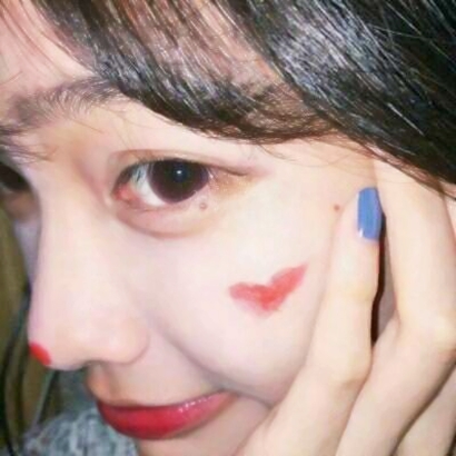 16张带表情的可爱女生头像合集