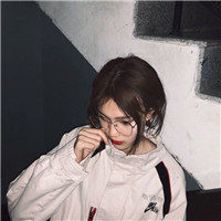 戴眼镜可爱呆萌女生头像合集 共18张