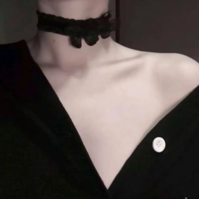 31张不露脸女生锁骨头像 高清露肩吊带半身图