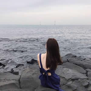 女生海边背影QQ头像 16张高清唯美氛围感素材