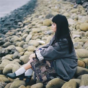 20张高清蹲姿背影女生头像 带着孤独伤感氛围感