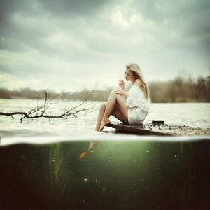 20张高清蹲姿背影女生头像 带着孤独伤感氛围感