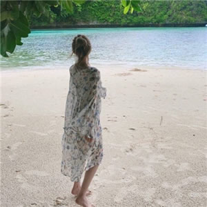 海边长发背影女生微信头像 12张高清美图合集