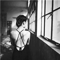 15张女生背影黑白伤感QQ头像 看了让人忍不住心疼