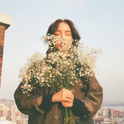 14张高清唯美拿花女生头像 氛围感拉满