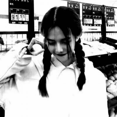 8张清冷感拉满！高冷女生黑白气质头像合集