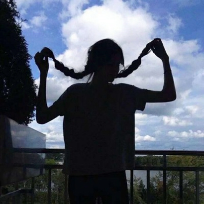 13张高清阳光蓝天白云女生唯美头像合集