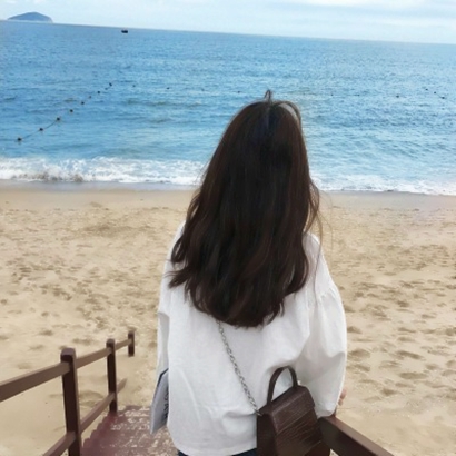 23张高清唯美海边背影女生头像合集