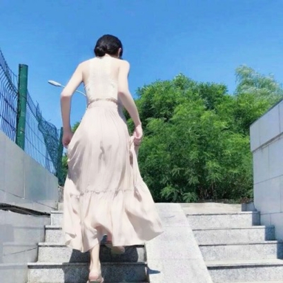 13张高清阳光蓝天白云女生唯美头像合集