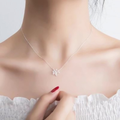 31张不露脸女生锁骨头像 高清露肩吊带半身图