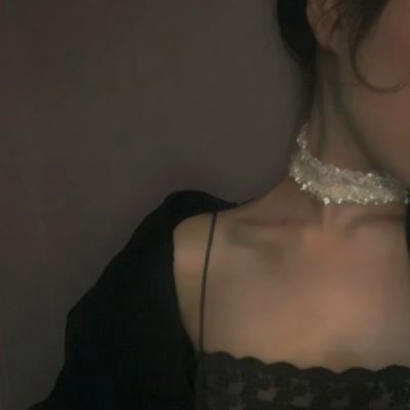 31张不露脸女生锁骨头像 高清露肩吊带半身图