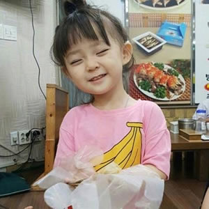 12张软萌小女孩头像 高清呆萌可爱小孩头像合集