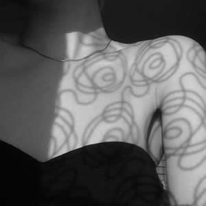 成熟御姐黑白头像合集 16张高清好看的女生头像分享