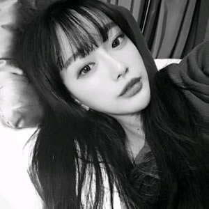 18张自带高冷气场的女生黑白头像 高清质感拉满