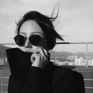 16张高清霸气真人黑白高冷女生头像合集