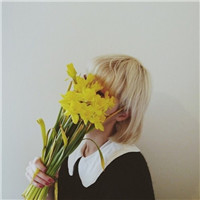 21张唯美拿花女生头像合集 鲜花女孩头像素材大全