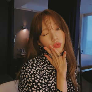 热门闺蜜单人头像合集 共16组女生头像