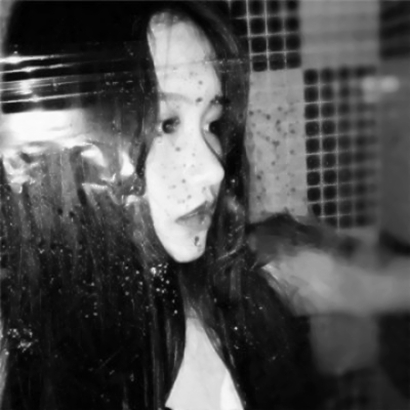 10张氛围感拉满的黑白伤感女生头像，每一张都戳中心事