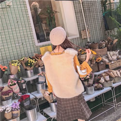 戴帽子的唯美背影头像来啦！12张高清女生背影图直接存