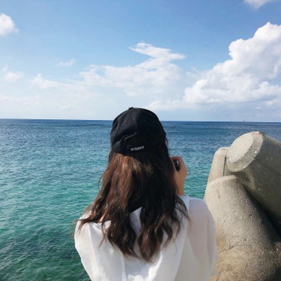23张高清唯美海边背影女生头像合集