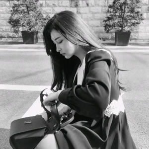 18张自带高冷气场的女生黑白头像 高清质感拉满