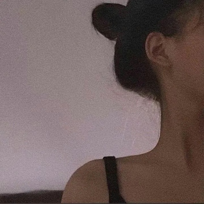 10张氛围感拉满的丧系女生真人伤感头像