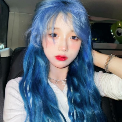 12张氛围感拉满的染发女生头像 又美又时髦