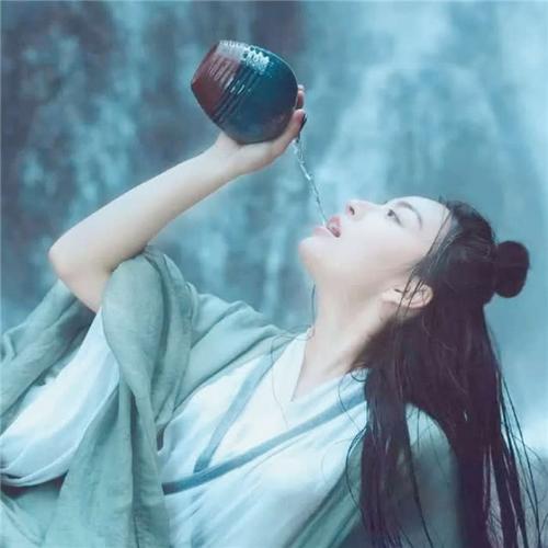 女生手拿杯子的头像合集来啦，共22张