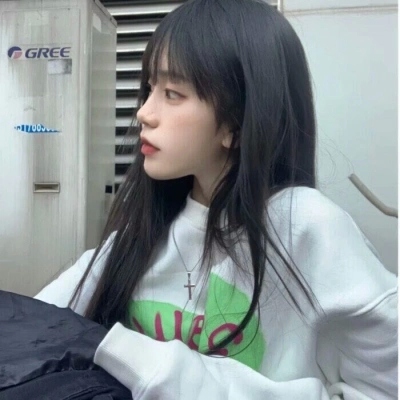女生酷酷的真人微信头像合集 共12张