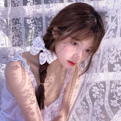 18张复古感真人女生QQ头像来了