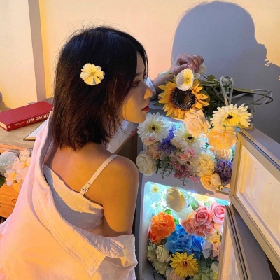 15张治愈感拉满的捧花女孩清新头像｜女生头像合集