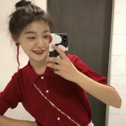 9张高清真人歪头女生自拍头像 时尚感拉满