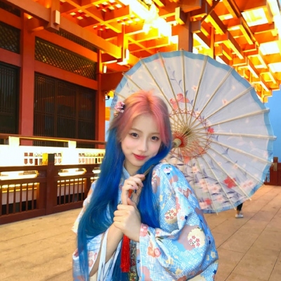 12张氛围感拉满的染发女生头像 又美又时髦