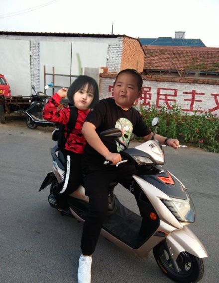 权律二和表情包顶流的P图合影火了