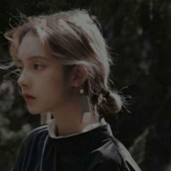 14张氛围感拉满的侧脸女生头像 气质感直接拉满