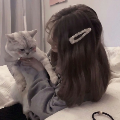 35张高清好看的女生抱猫头像合集