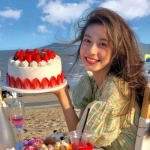 像草莓蛋糕一样甜！同一女生的6张海边头像合集
