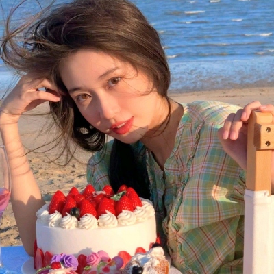 像草莓蛋糕一样甜！同一女生的6张海边头像合集