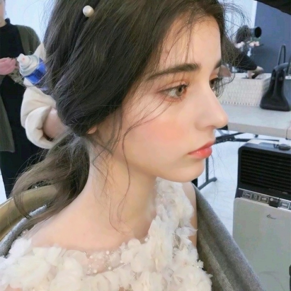 超酷又有型！22张高清欧美女生头像合集