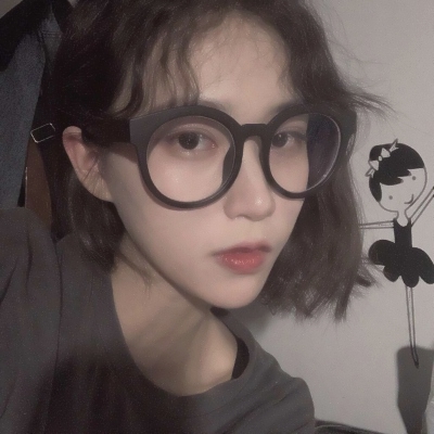 戴眼镜霸气女生头像合集 30张高清新潮酷感图