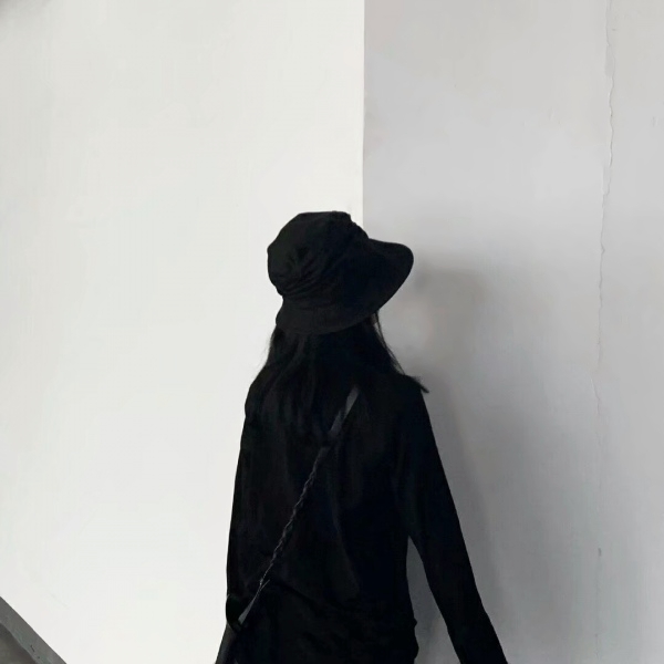 女生冷酷背影黑白伤感头像合集 10张超清精选