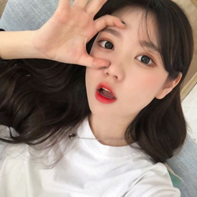 14张真实个性的女生自拍头像 高清网图直接用