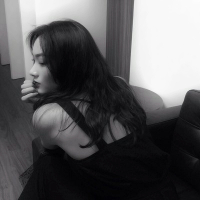 10张高清霸气冷酷黑白女生头像合集